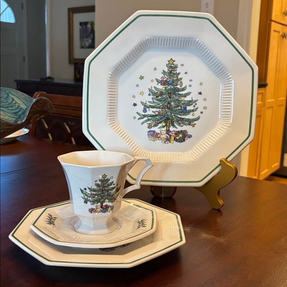 Christmastime Nikko 4 Piece Set Excellent Condition